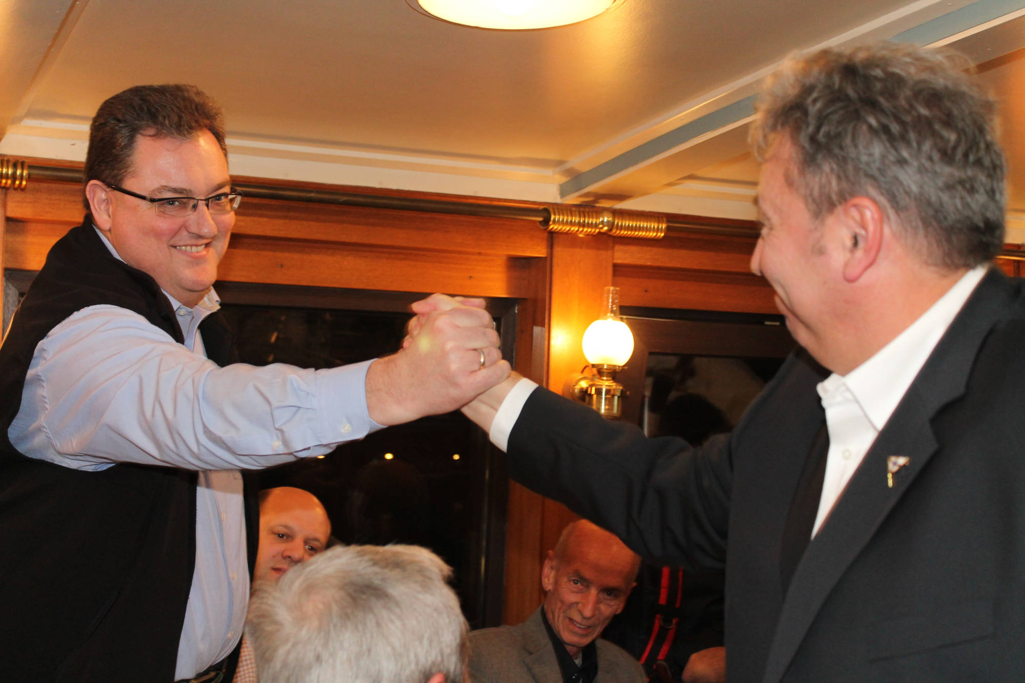 Bild 2: Carlo Bevoli (rechts) gratuliert seinem Nachfolger Ralf Steck spontan zum Wechsel an der Vereinsspitze.
